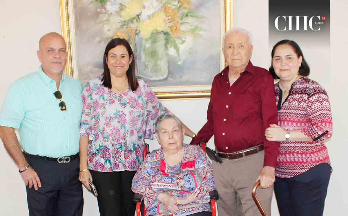 LUIS CRISTO, ANA LAURA DE CRISTO, ANA LAURA DE GONZÁLEZ, ROBERTO GONZÁLEZ Y MARÍA ESTHER GONZÁLEZ estuvieron muy felices durante el festejo