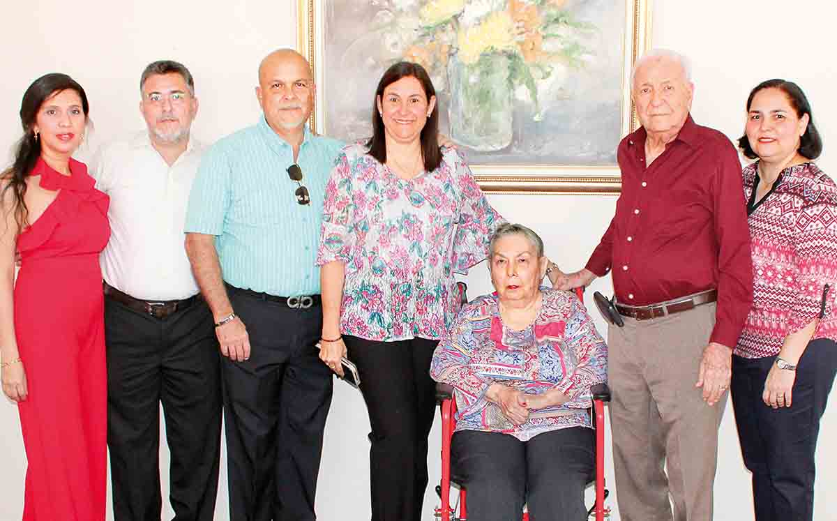 MARA MARTÍNEZ, LUIS MIGUEL GONZÁLEZ, LUIS CRISTO, ANA LAURA DE CRISTO, ANA LAURA DE GONZÁLEZ, ROBERTO GONZÁLEZ Y MARÍA ESTHER GONZÁLEZ
