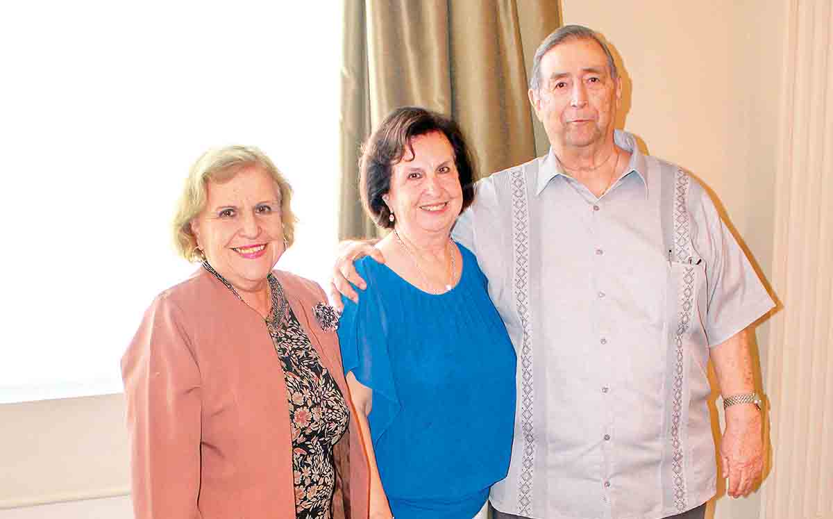 LAURA ELIZA RODRÍGUEZ, MARTHA ELVA RODRÍGUEZ Y GERARDO VILLARREAL llegaron puntuales al festejo