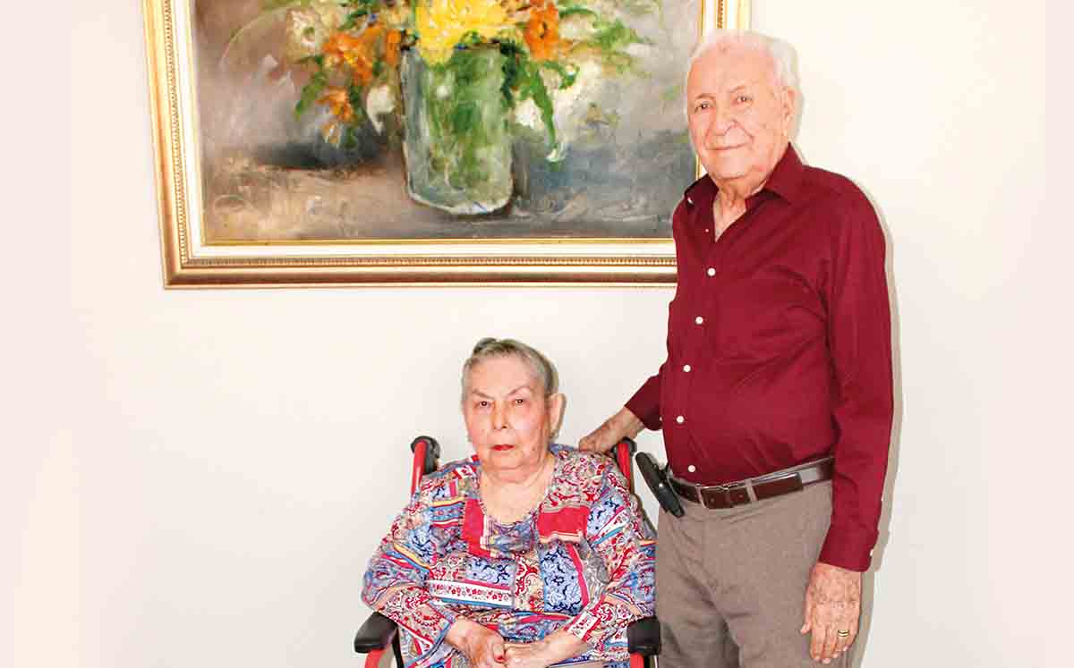 ANA LAURA DE GONZÁLES Y ROBERTO GONZALEZGONZALEZ degustaron de una entrada de sopa de cilantro, un plato fuerte de carne asada y pastel de almendras