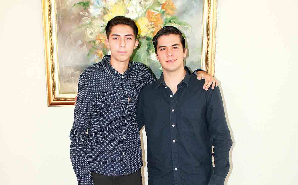 ROBERTO GONZALEZ Y DANIEL CRISTO degustaron de una entrada de sopa de cilantro, un plato fuerte de carne asada y pastel de almendras