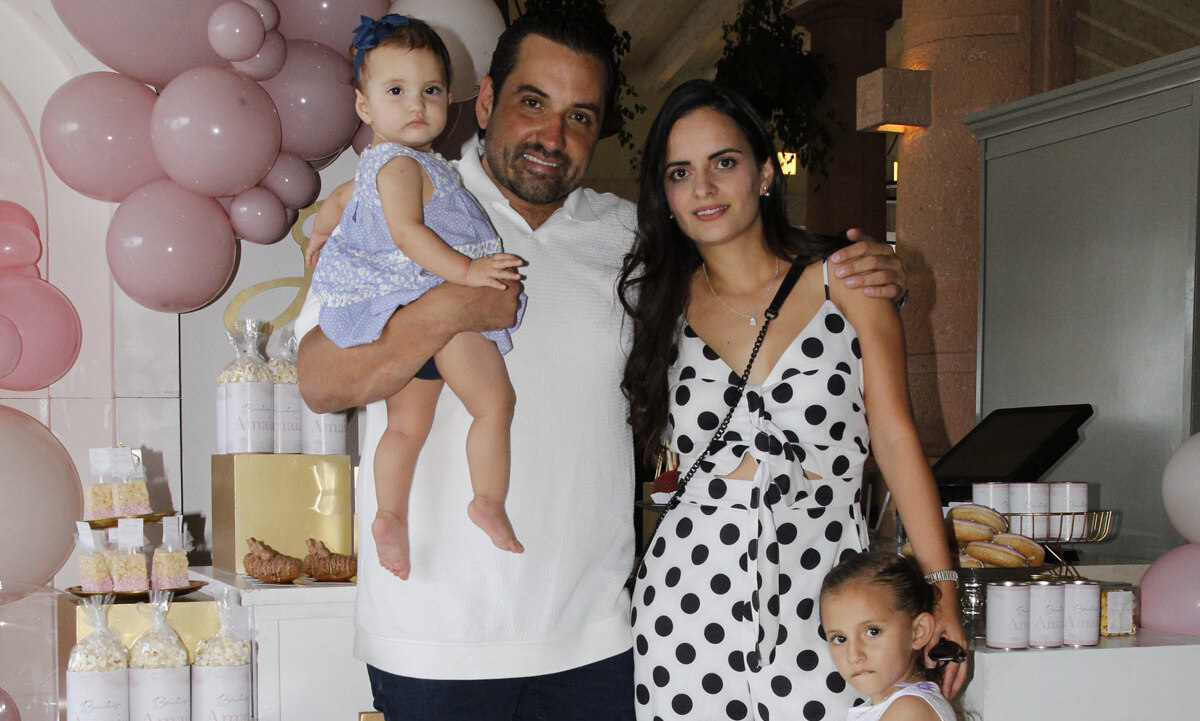 Luis Muñoz y Mariana Jiménez con su familia