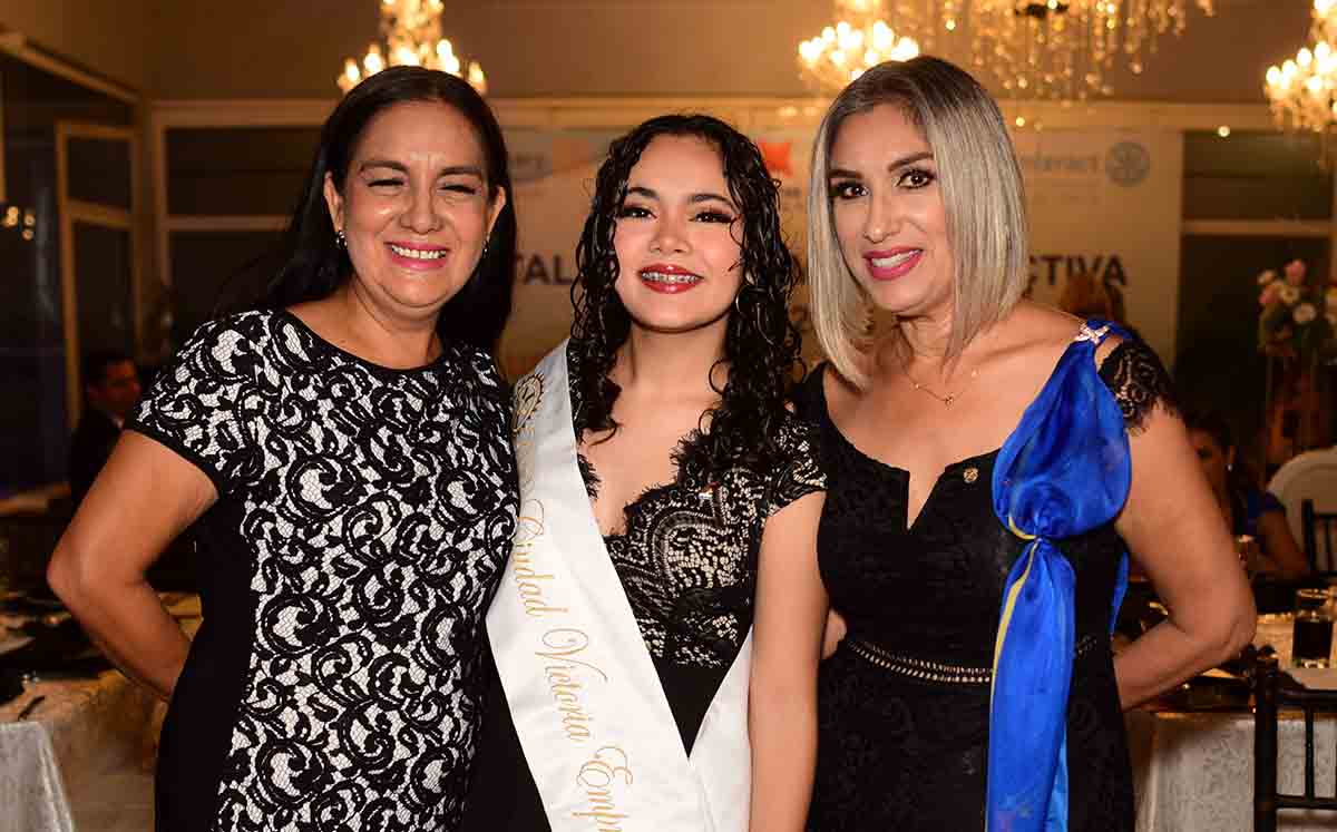 PATRICIA TREVIÑO, ALMA GABRIELA SALAZAR Y XÓCHITL GABRIELA LEAL nos regalaron sus mejores sonrisas