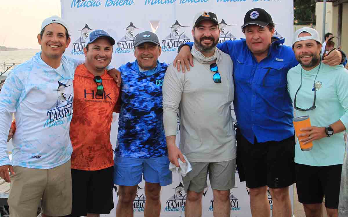 Asistentes se reunieron en el salón para convivir y compartir sus experiencias en el mar
