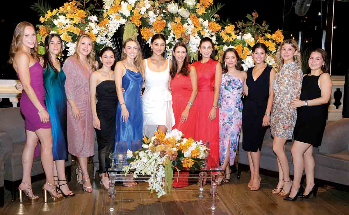 La novia junto a sus mejores amigas  / Fotos: Daniel Saldívar