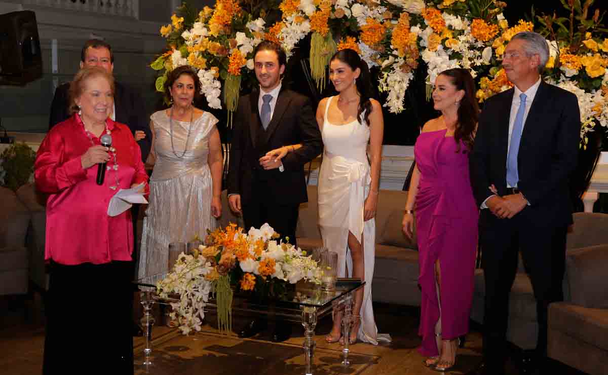Los novios junto a sus padres en la ceremonia civil / Fotos: Daniel Saldívar