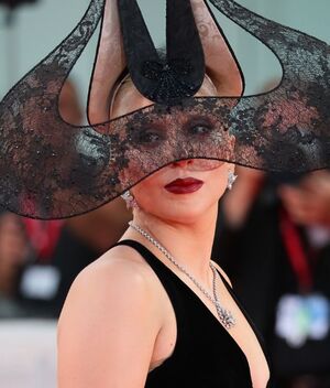 Lady Gaga luce vestido extravagante en premiere de "Joker 2" (Foto: Getty)