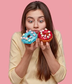 Harvard revela que caminar controlar tus antojos de dulces (Freepik)