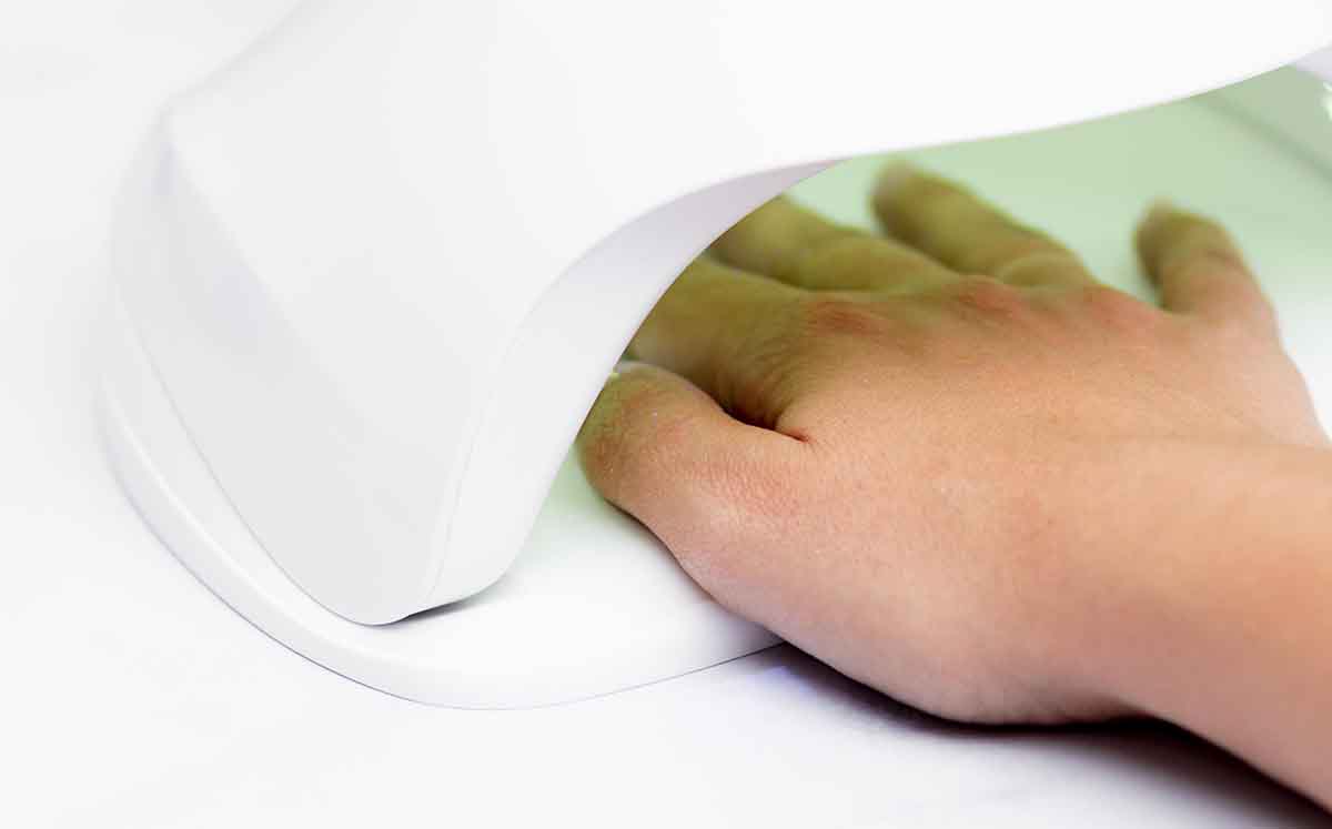 Las uñas no se están quemando, el ardor es provocado por las partículas de gel durante el proceso de secado. (Foto: Freepick)