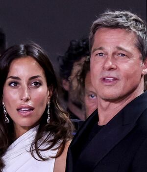 Mientras Angelina Jolie ciudad a sus hijos, Brad Pitt disfruta de su nueva relación (Getty Images)