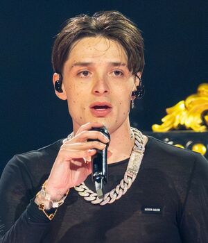 Peso Pluma es víctima de robo en su concierto (Getty Images)