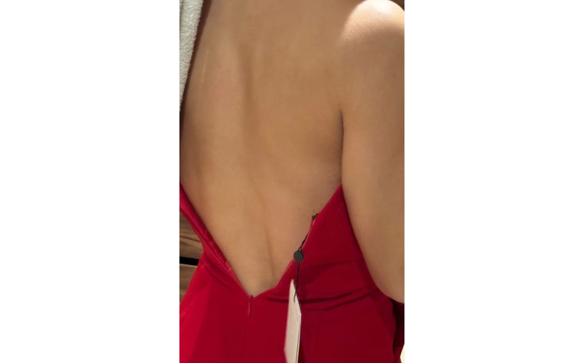 Mariana Rodríguez con su vestido que no le quedó (Instagram)
