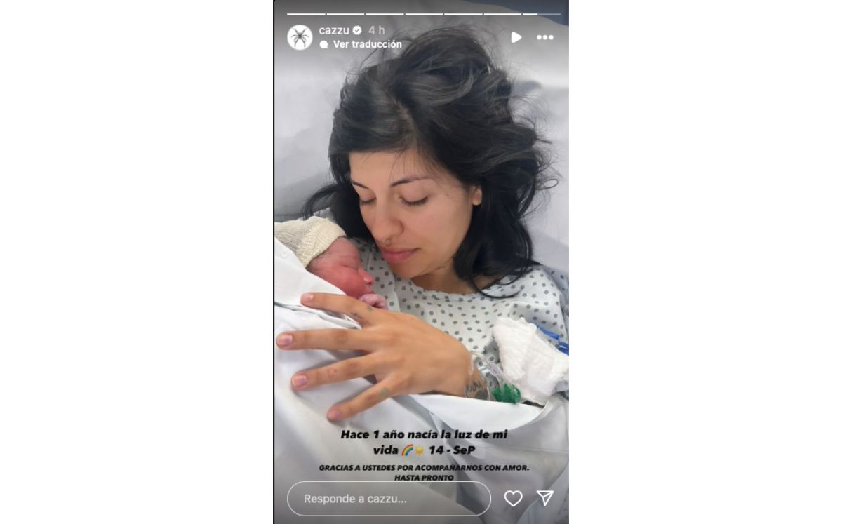 Cazzu en la cama del hospital cuando nació Inti (Instagram)