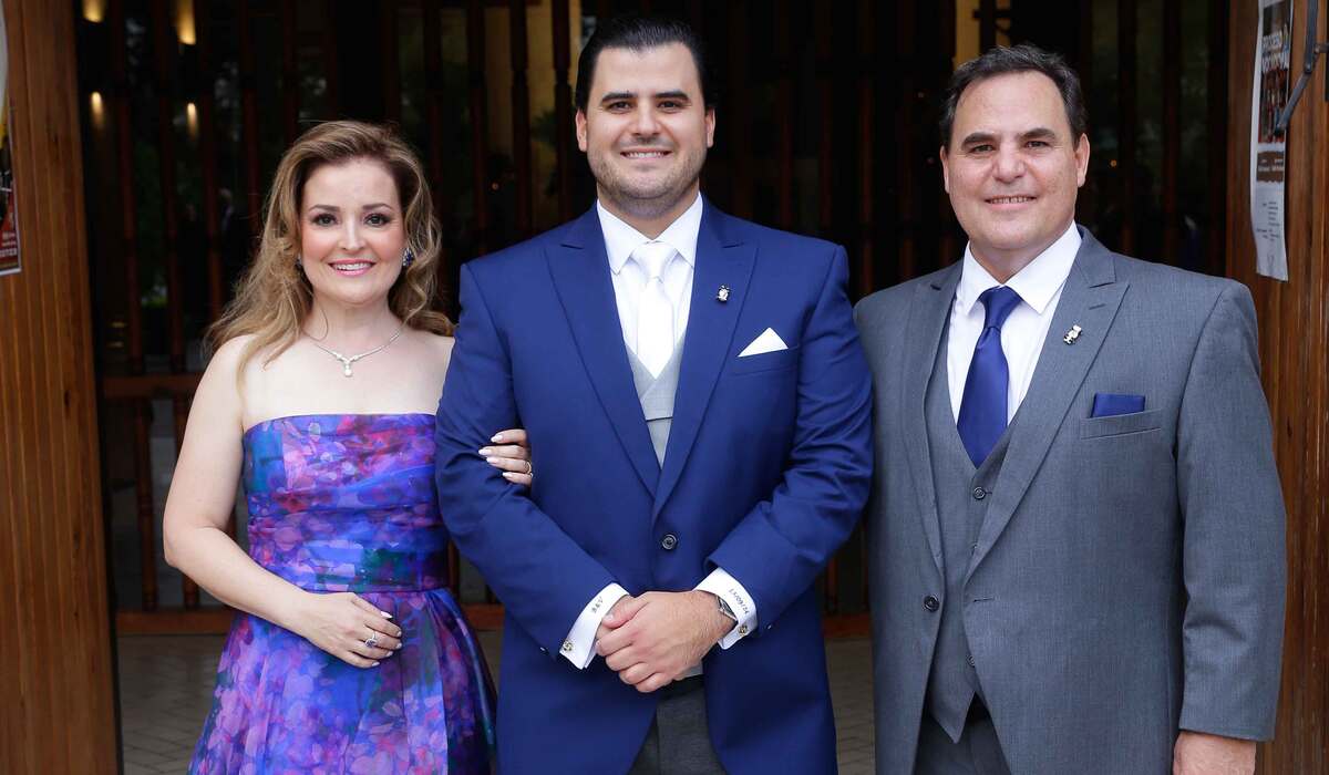 El novio acompañado de sus papás Sandra Welsh y Virgilio Morales