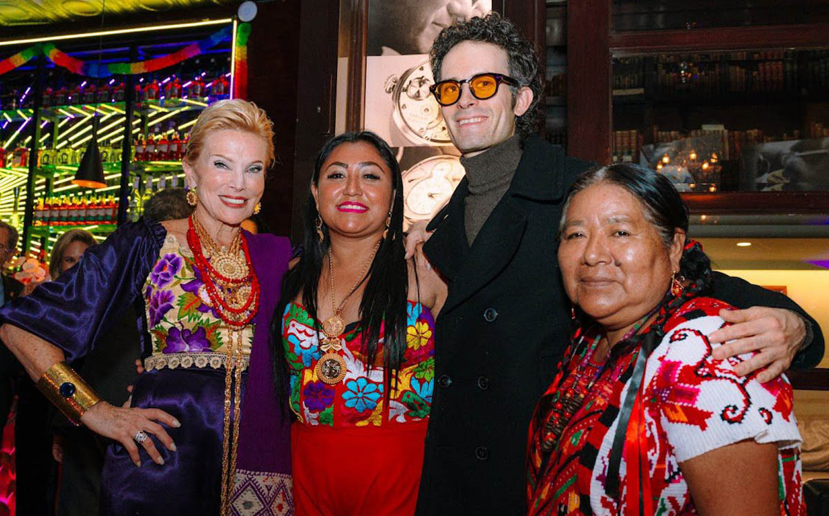Raquel Bessudo y Rafa Picard con las maestras artesanas