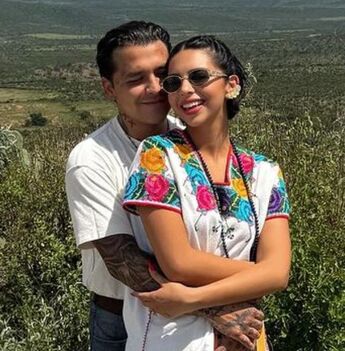 Ángela Aguilar ya no quiere hablar igual con su esposo (Instagram)