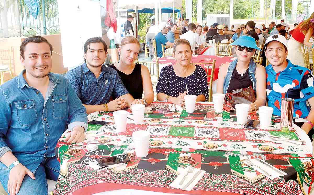 JUAN CARLOS ZAMBRANO, DAVID MENNAH, REGINA ZUÑIGA, MARÍA  ESTHER RODRÍGUEZ, ANDREA VELA Y JESÚS MENNAH nos regalaron sus mejores sonrisas
