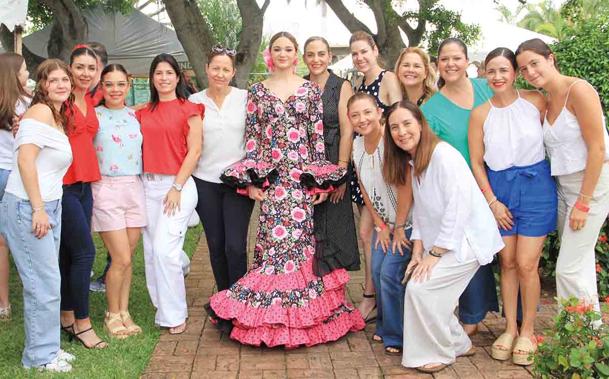 MARÍA ISABEL INGUANZO junto a las socias del club durante la celebración de a la Virgen de la Covadonga