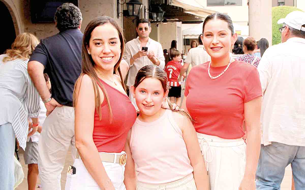 ARANTXA VALDEZ, ANA  LEGORRETA Y PATY CRUZ nos regalaron sus mejores sonrisas durante la celebración a la Covadonga