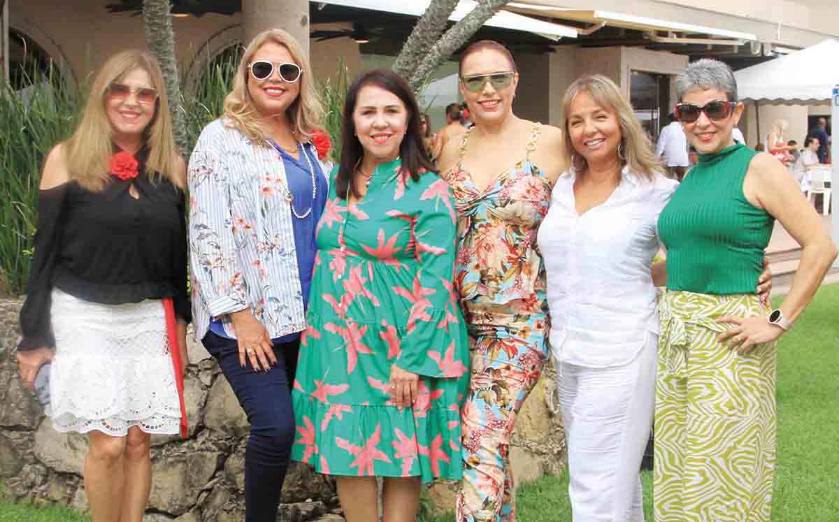 LOURDES NARRO, LILIANA GÓMEZ, JENNY TREVIÑO, HILDA GÓMEZ, LUCÍA RIVERA Y CLAUDIA DE RIVERA emocionadas durante la celebración