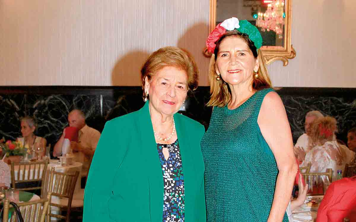 NORINEY DE LA GARZA Y LAURA ACEVEDO nos regalaron sus mejores sonrisas durante el festejo