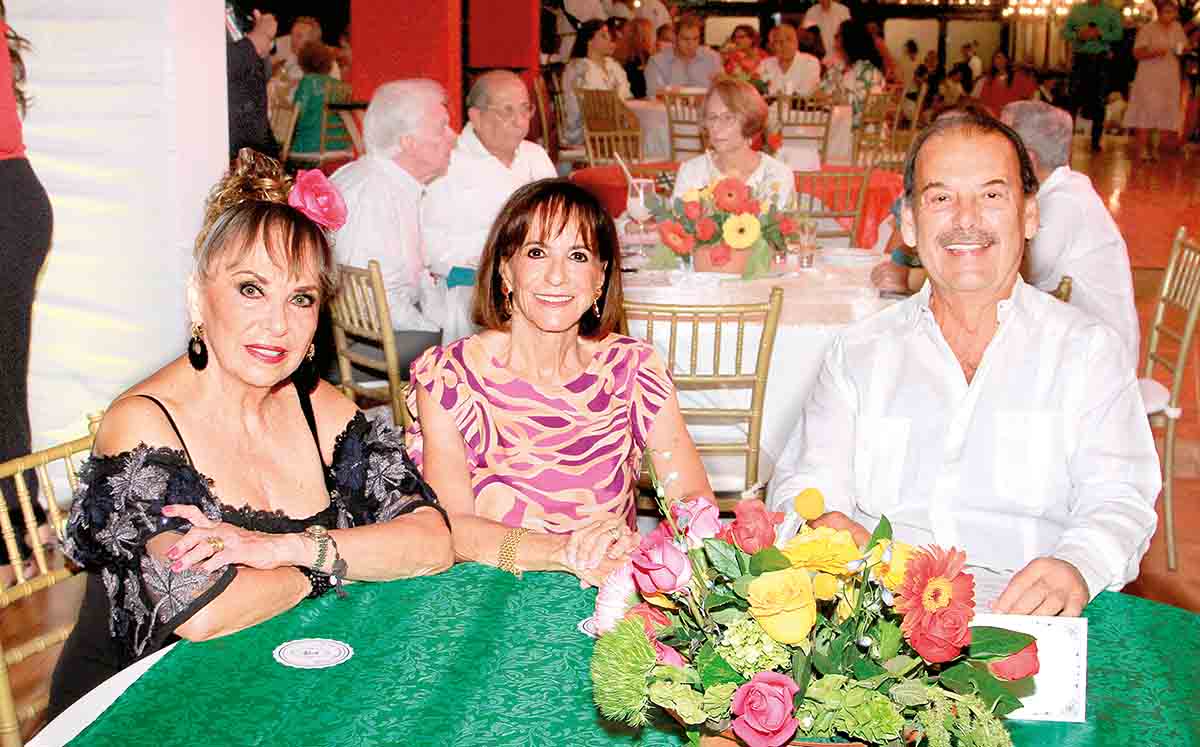 REBECA COLLADO, CONCHITA DE ELIZONDO Y ARTURO ELIZONDO disfrutaron del Grito de Independencia