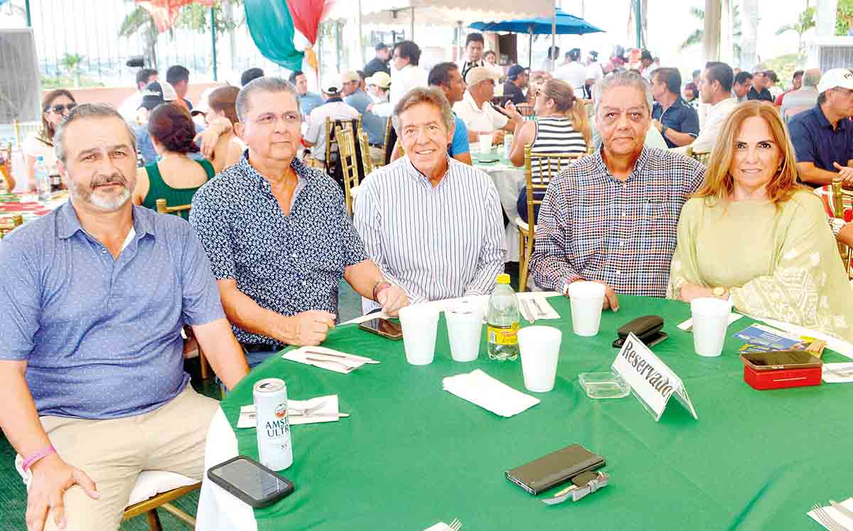 LEANDRO ELIZONDO, IGNACIO HERRERA, ALBERTO  CASTILLO, JOSÉ PURON Y CARMEN CASTRO durante la ceremonia de premiación