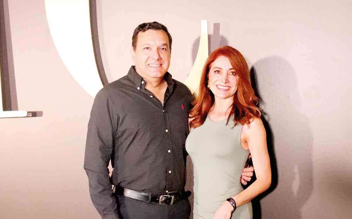 TONY VÁZQUEZ Y SANDRA RUIZ disfrutaron de la música del DJ Ulises Varela
