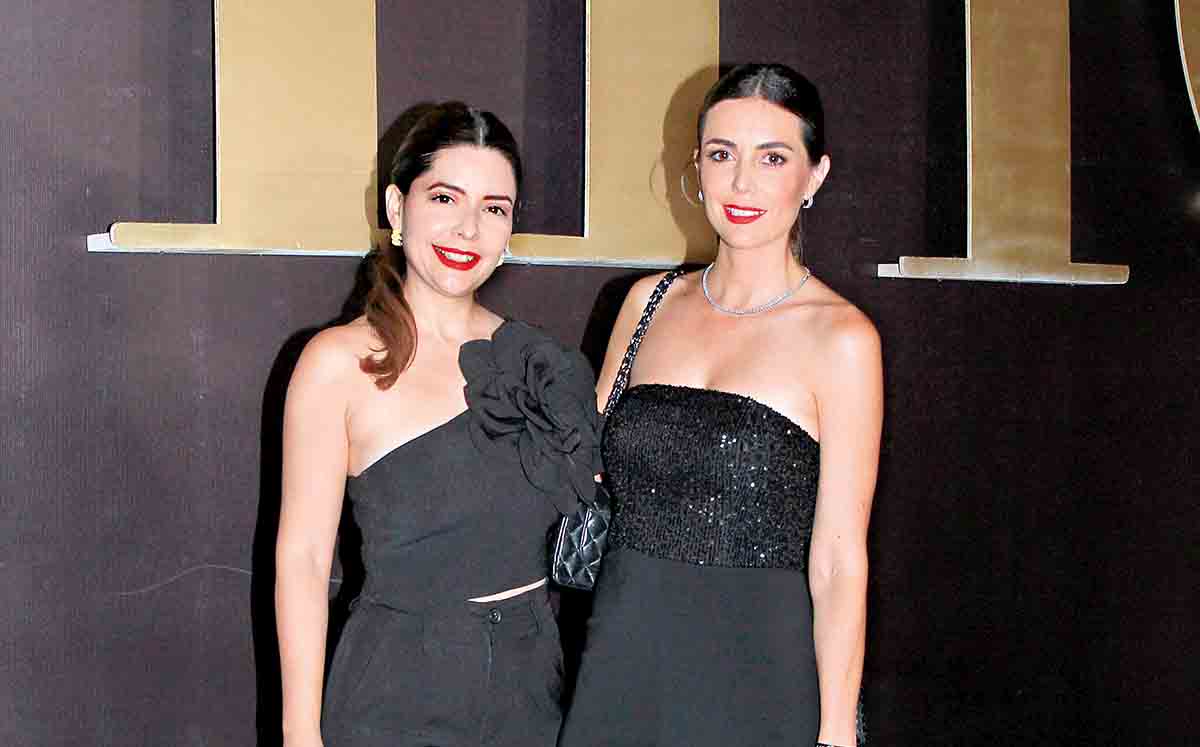 ADRIANA SÁNCHEZ Y VERO RAMÍREZ disfrutaron de unos deliciosos bocadillos y la música de Ulises  Varela, para cerrar esta gran noche