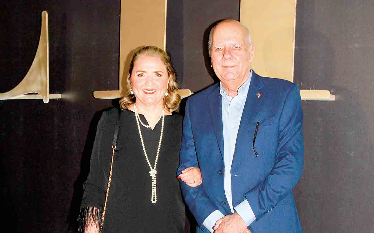 BEGOÑA DE AZCARRAGA Y CARLOS AZCARRAGA nos acompañaron en nuestro 16 aniversario