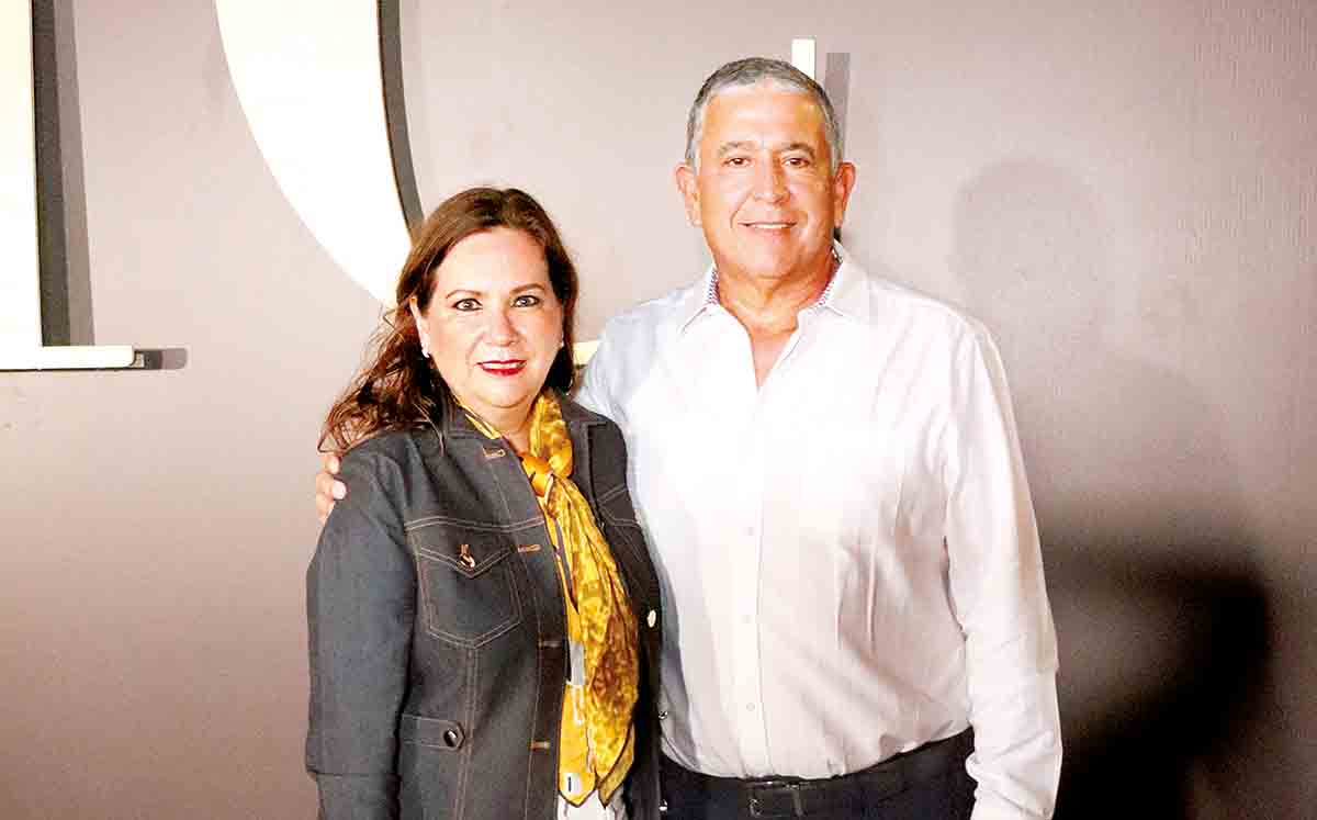 MARCELA GONZÁLEZ Y JESÚS GÓMEZ nos regalaron sus mejores sonrisas en nuestro 16 aniversario