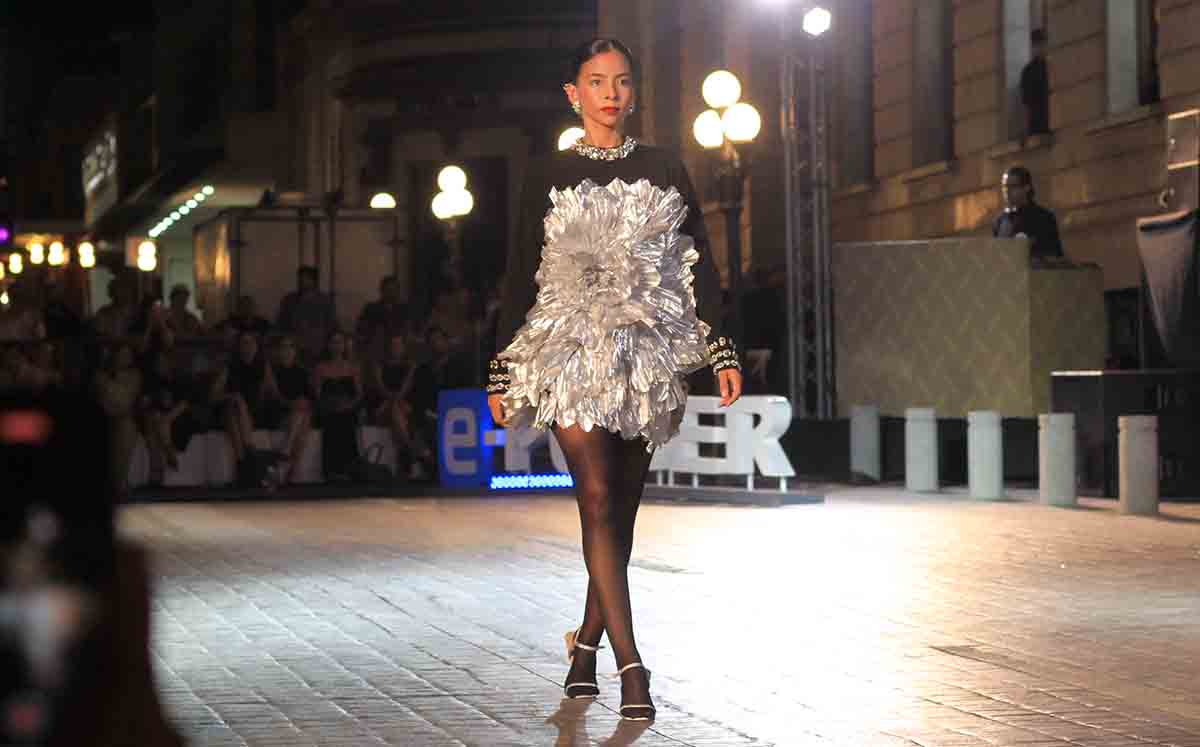 Modelo portando un impresionante diseño de ALERSUNDI