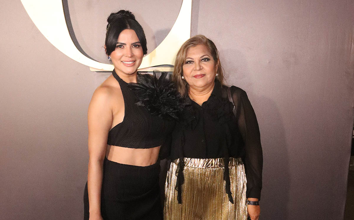 ANA CECI PÉREZ y su acompañante disfrutaron de una noche de pasarela en el PALACIO MUNICIPAL