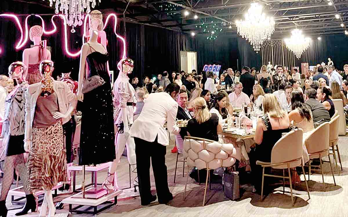 Al terminar las cinco pasarelas, la celebración continuó en el Antiguo  Casino, donde fueron recibidos con la música de Tempus Quartet