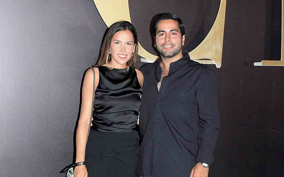 VERÓNICA MARTÍN DEL  CAMPO Y JORGE MORRIS llegaron puntuales a nuestro Runway