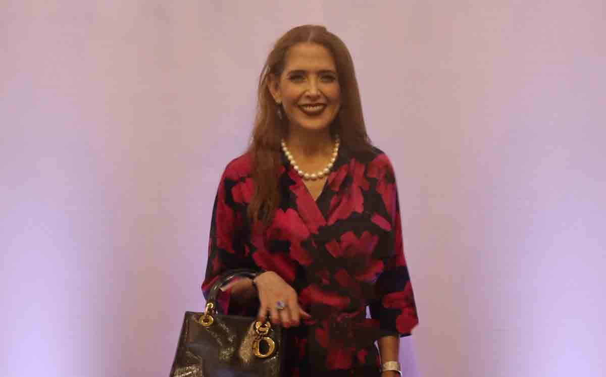 CYNTHIA CLEMENTE feliz durante el evento de nuestro 16 aniversario