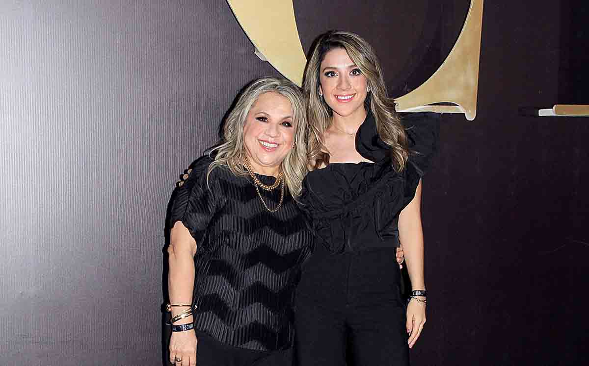 MARTHA AMADOR Y MARIANA MEZA fueron recibidas con bebidas refrescantes como agua de jobito por parte LINDERO UNIVERSIDAD
