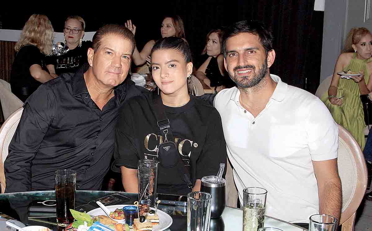JORGE MANZUR, TESSY DE HAGE Y ARMANDO HAGE estuvieron muy felices durante el 16 aniversario de CHIC Magazine Tamaulipas
