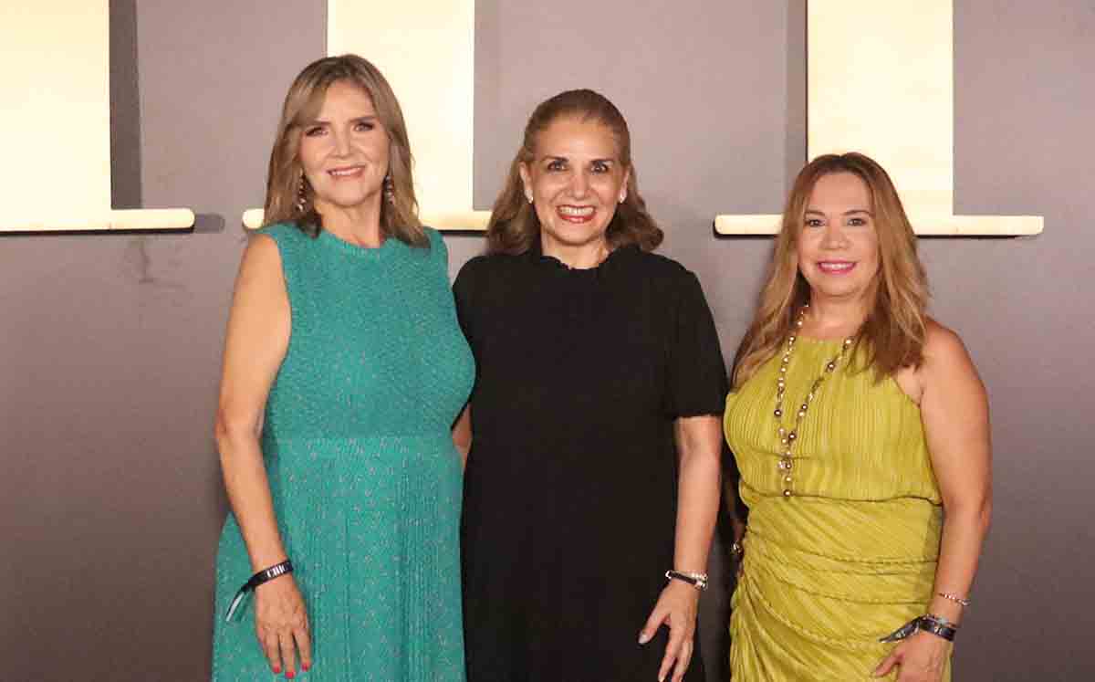 LAURA ACEVEDO, CINTHIA GONZÁLEZ Y LIZ GONZÁLEZ disfrutando de un espectacular desfile