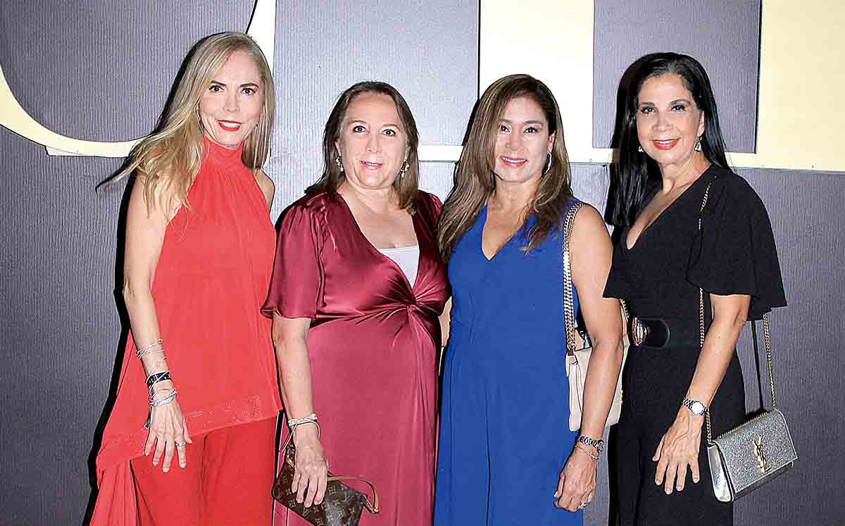 TERE BLAKE, CHELO FAJARDO,  DELIA ENRIQUE Y PATY GARCÍA encontraron en sus asientos un kit de bienvenida del 16 aniversario