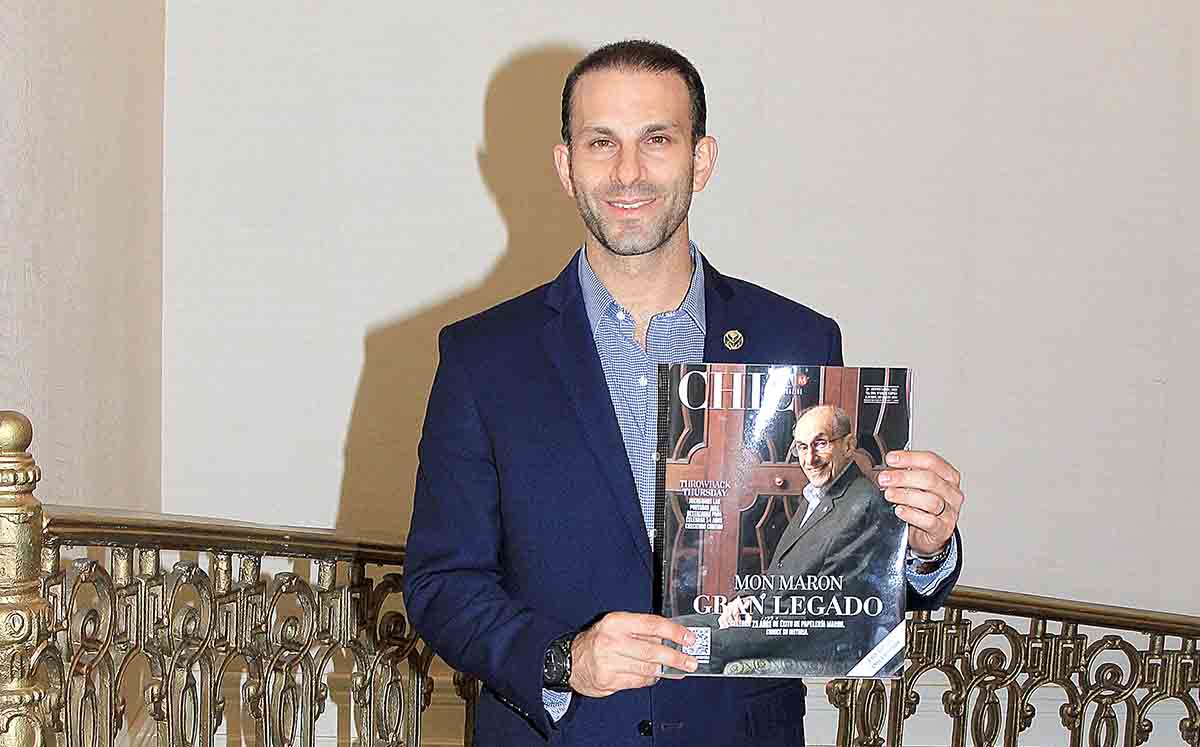 MON MARÓN feliz junto a una de nuestras portadas en nuestro 16 aniversario