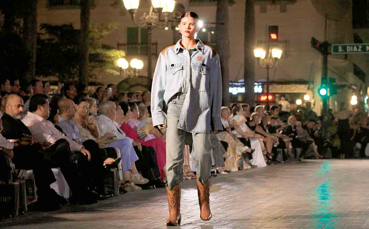 Más de 300  personas se dieron cita para disfrutar de un espectacular desfile.