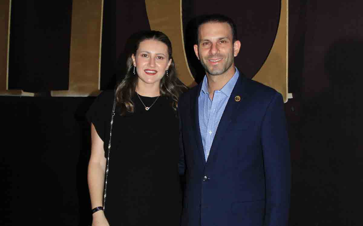 IVONNE DE MARÓN Y MON MARÓN s fueron recibidos con un gran photo mural con el logo de CHIC