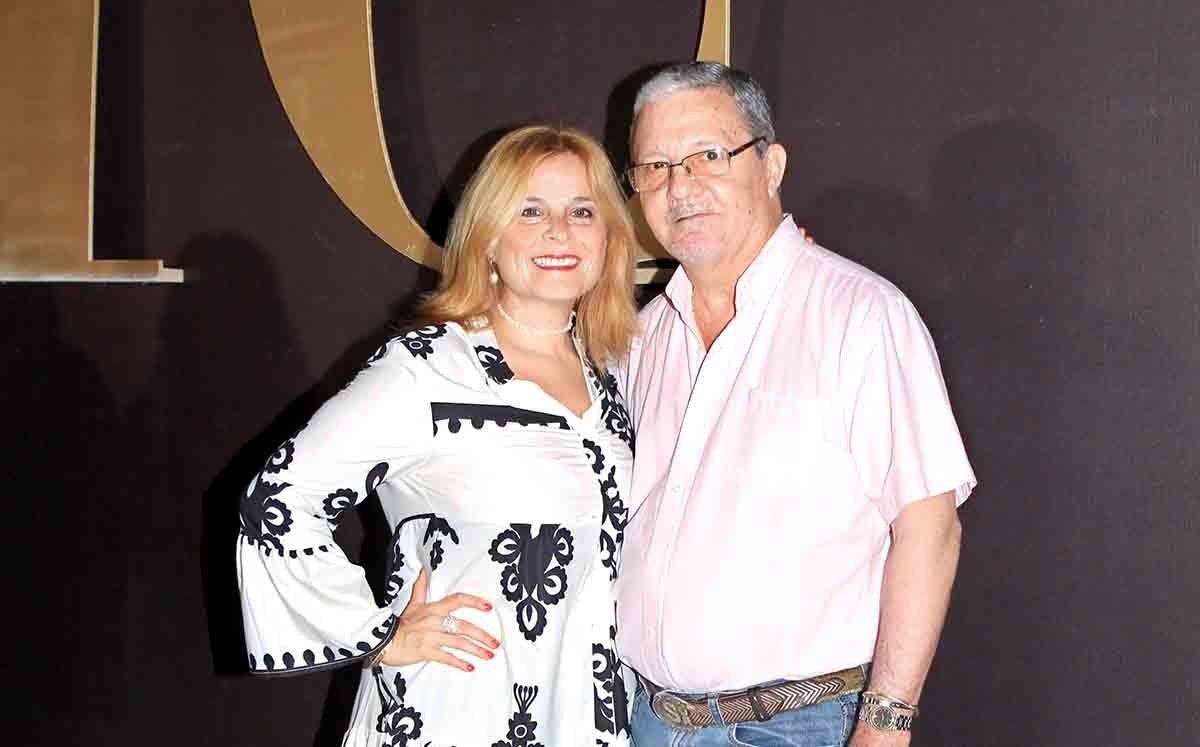 ROSA MANZUR Y ENRIQUE SOSA felices durante nuestro 16 aniversario