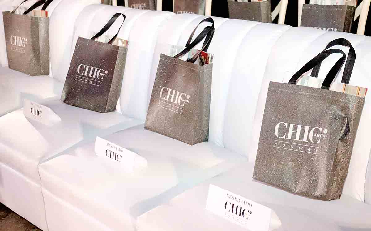 En cada asiento  se encontraba un kit de bienvenida para cada uno de los invitados