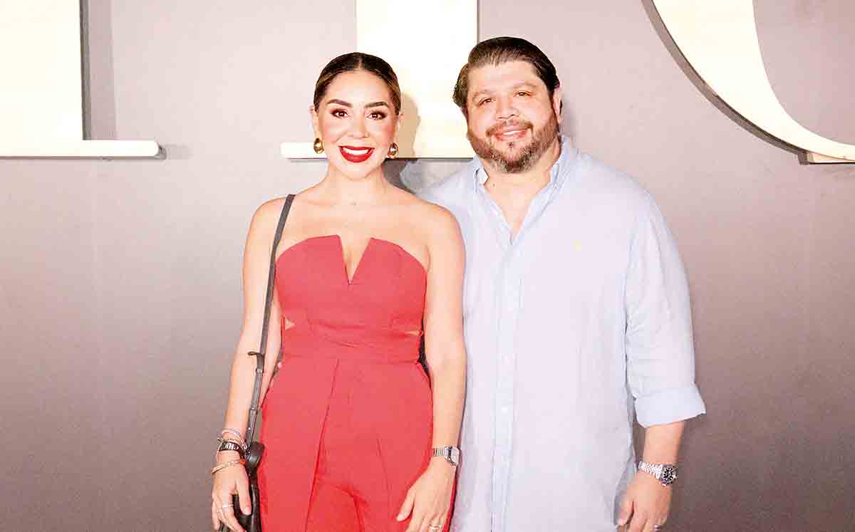 NORITA IZAGUIRRE Y XAVIER CASAS disfrutaron de los diferentes diseños en la pasarela