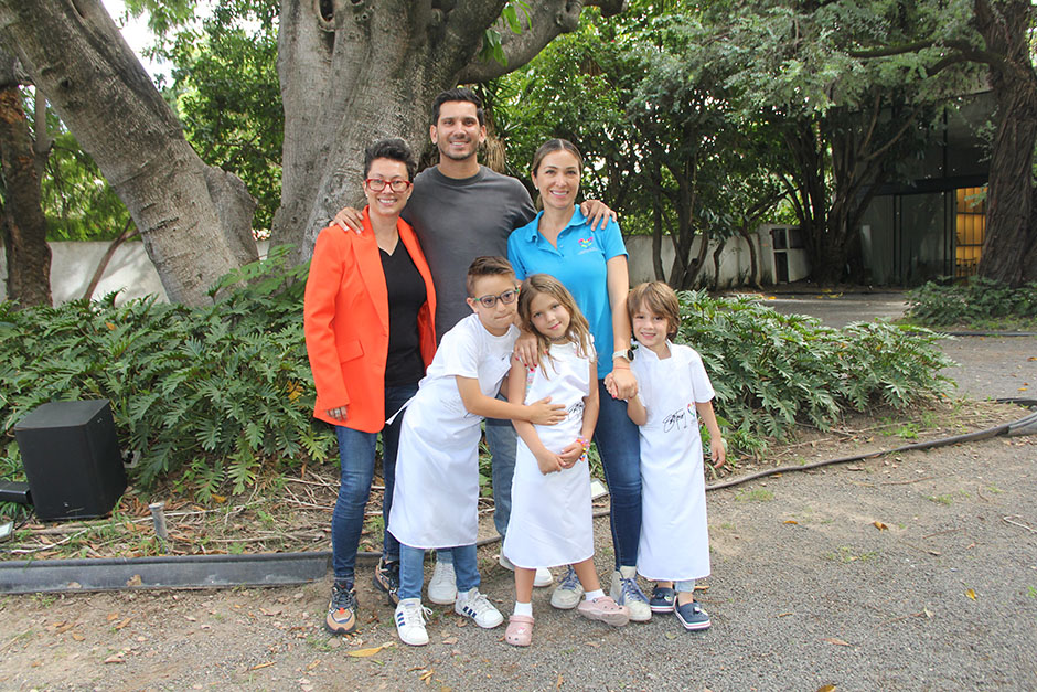Mariana Santamarina, Carlos Tirado, Mariana Nisisno, Matias, Antonella y Mariana Tirado (4)