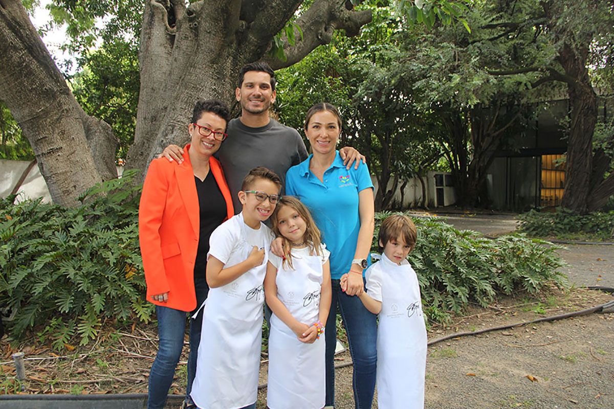 Mariana Santamarina, Carlos Tirado, Mariana Nisisno, Matias, Antonella y Mariana Tirado (4)