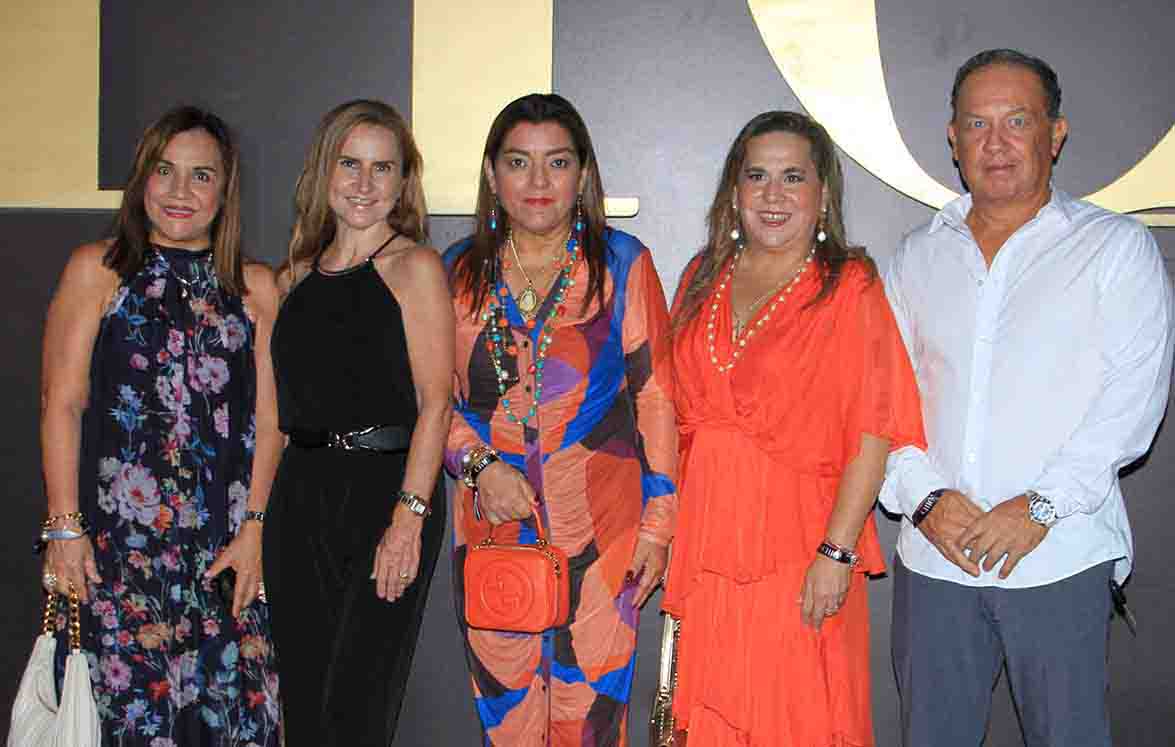 Asistentes felices de forma parte de nuestra celebración de aniversario