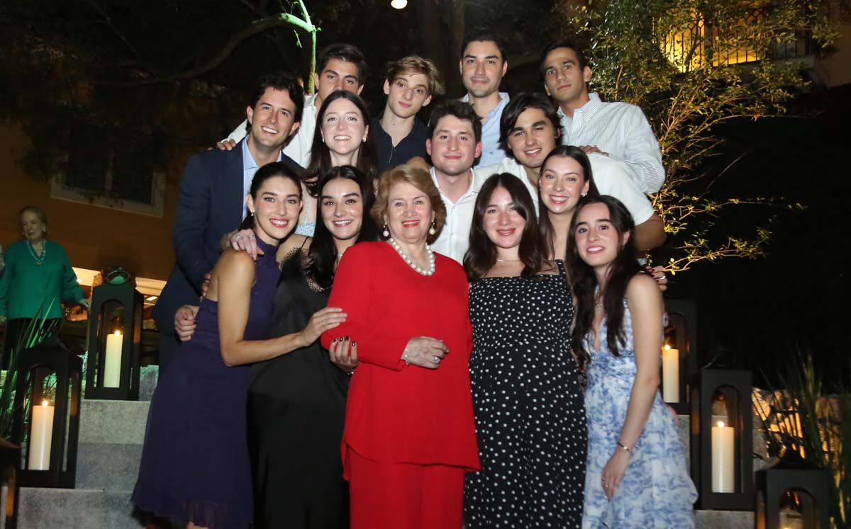 La festejada junto a sus nietos